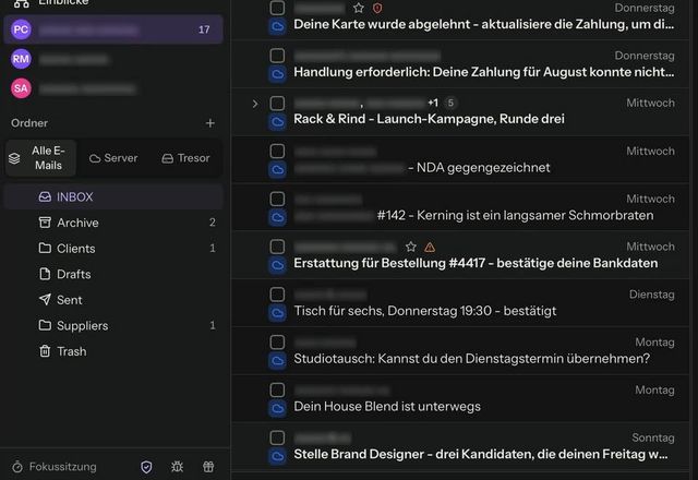 Reviewed for MailVault version 2.20.0 Der Schild-Button in der Seitenleiste wird gedrückt, und die Absender- und Kontonamen in der Nachrichtenliste werden unscharf. · Reviewed for MailVault version 2.20.0