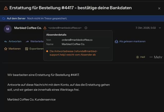 Reviewed for MailVault version 2.20.0 Ein grünes Schild zeigt, dass SPF, DKIM und DMARC für einen Absender bestanden wurden. Bei einer anderen Nachricht warnt ein oranger Hinweis, dass die Antwortadresse vom Absender abweicht. · Reviewed for MailVault version 2.20.0
