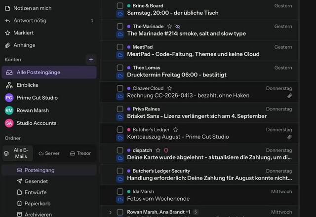 Reviewed for MailVault version 2.20.0 Alle Posteingänge wird angeklickt, und Nachrichten aus drei Konten mischen sich in einer Liste, jede mit einem Farbpunkt für ihr Konto. · Reviewed for MailVault version 2.20.0