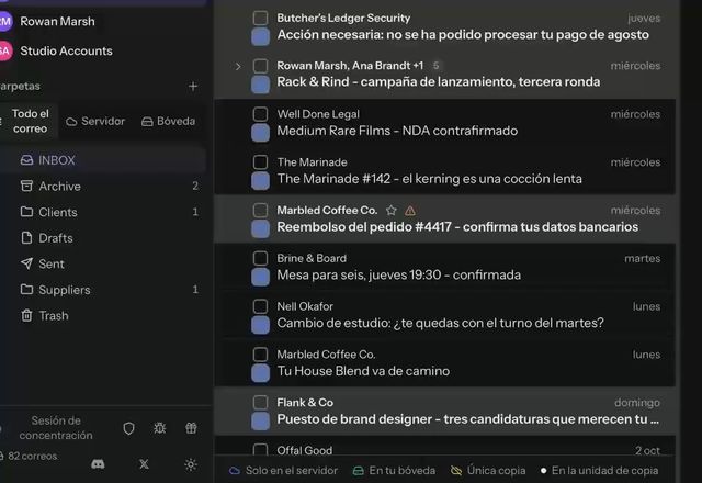 Reviewed for MailVault version 2.20.0 La ventana de MailVault cambia entre el tema claro y el tema oscuro. · Reviewed for MailVault version 2.20.0
