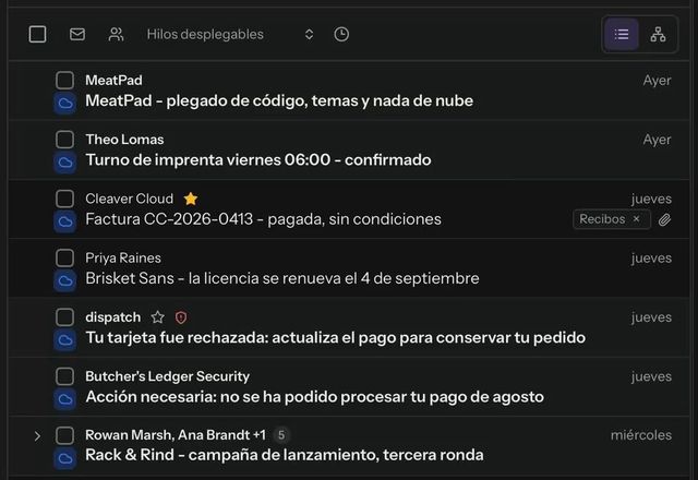 Reviewed for MailVault version 2.20.0 Se hace clic derecho en la fila de un mensaje y alrededor del puntero se abre una rueda radial de acciones. Se elige Destacar y la estrella de la fila se vuelve ámbar. · Reviewed for MailVault version 2.20.0