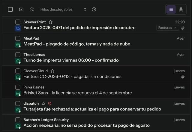 Reviewed for MailVault version 2.20.0 En Ajustes, Etiquetas automáticas muestra una regla escrita con palabras sencillas. La bandeja de entrada lista entonces Factura 2026-0471 arriba, con una etiqueta Facturas en la fila. · Reviewed for MailVault version 2.20.0