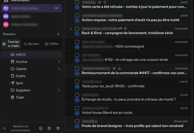 Reviewed for MailVault version 2.20.0 Le bouton en forme de bouclier de la barre latérale est pressé et les noms d’expéditeurs et de comptes se floutent dans la liste des messages. · Reviewed for MailVault version 2.20.0