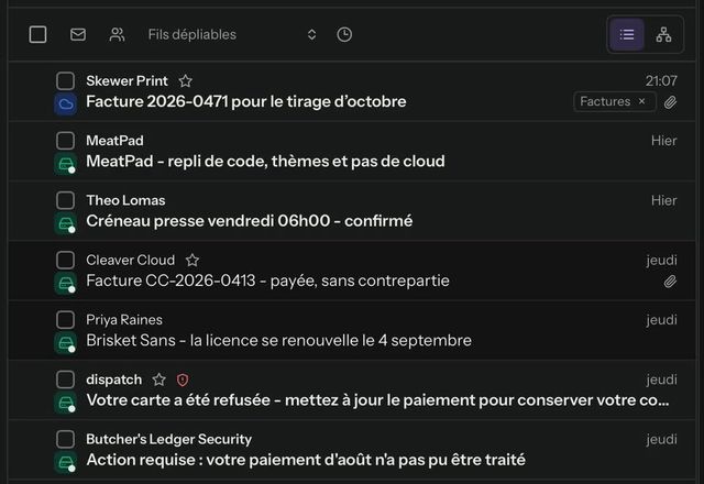 Reviewed for MailVault version 2.20.0 Dans Paramètres, « Étiquetage auto » affiche une règle écrite avec des mots simples. La boîte de réception liste ensuite « Facture 2026-0471 pour le tirage d’octobre » en haut, avec une étiquette Factures sur la ligne. · Reviewed for MailVault version 2.20.0