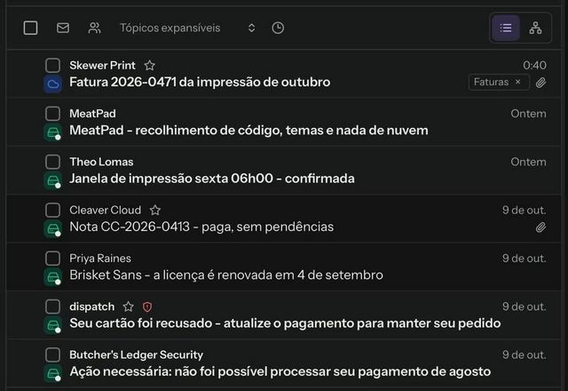 Reviewed for MailVault version 2.20.0 Em Configurações, Etiquetas automáticas mostra uma regra escrita em palavras simples. A Caixa de entrada então lista Fatura 2026-0471 da impressão de outubro no topo, com uma tag Faturas na linha. · Reviewed for MailVault version 2.20.0