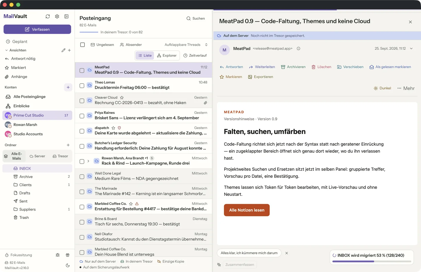 MailVault version 2.16.0 MailVault Posteingang mit geöffnetem Lesebereich, archivierte und nur auf dem Server liegende Nachrichten nebeneinander · MailVault version 2.16.0