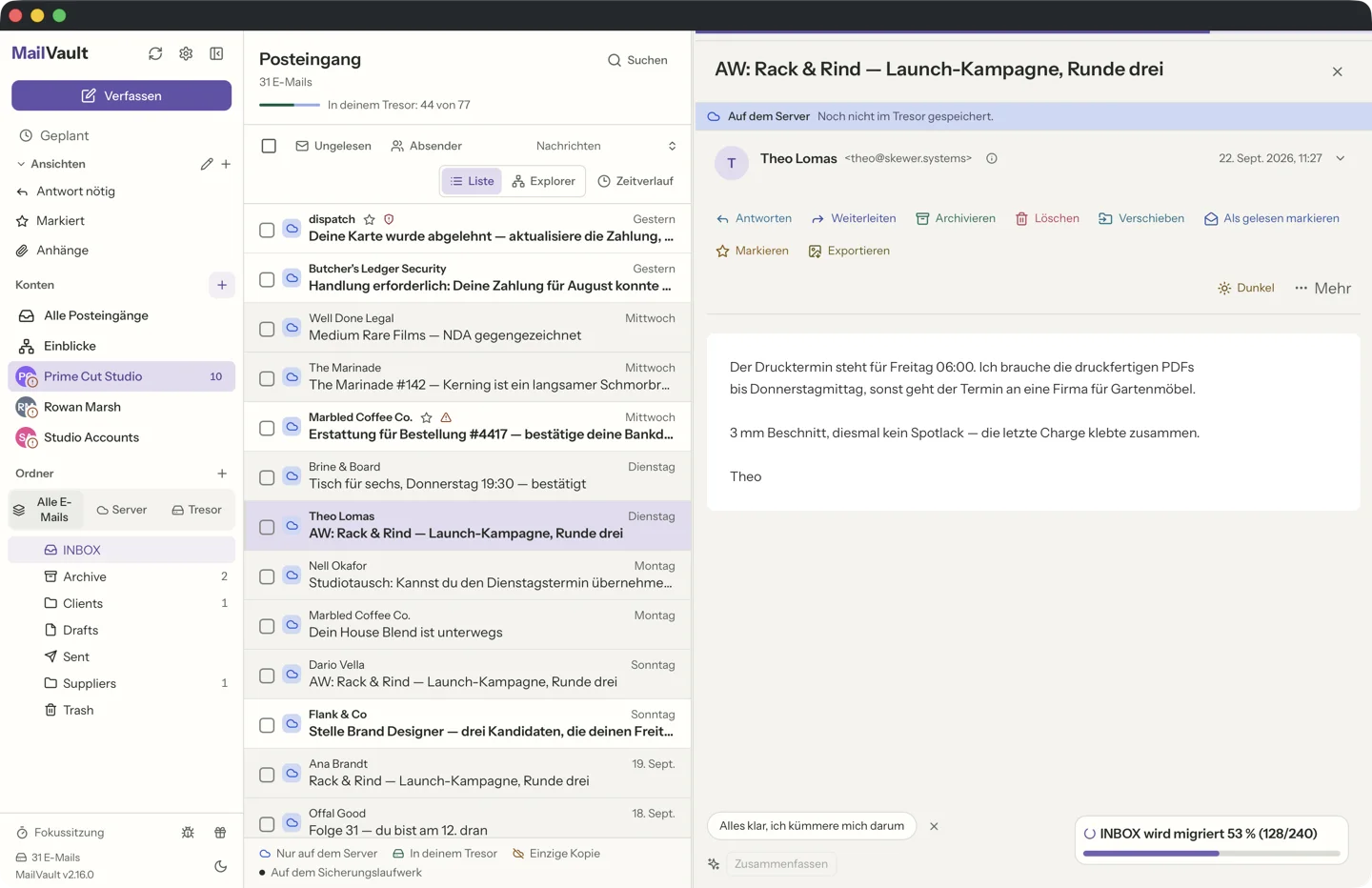 MailVault version 2.16.0 de Nachrichtenliste von MailVault mit der voreingestellten Hervorhebung: Die geöffnete Nachricht trägt ein getöntes Band · MailVault version 2.16.0 de