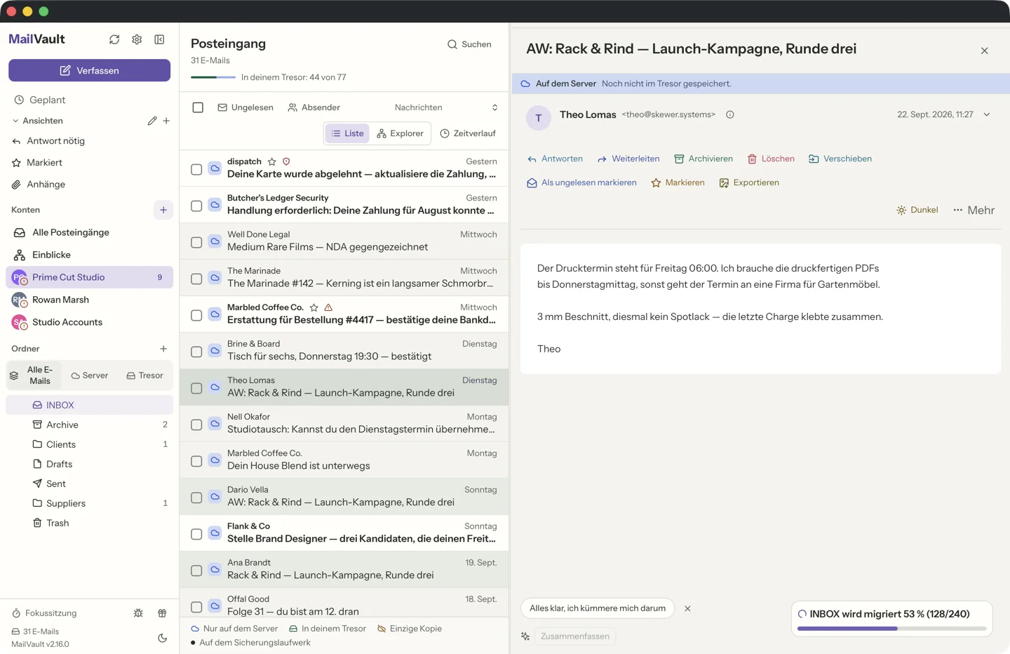 MailVault version 2.16.0 de Nachrichtenliste von MailVault, die die geöffnete Nachricht in sattem Grau markiert und den Rest ihrer Konversation in hellerem Grau · MailVault version 2.16.0 de