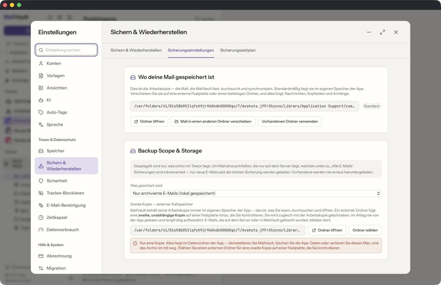 MailVault Einstellungen, Sichern und Wiederherstellen, Tab Sicherungseinstellungen. Er zeigt, wo die E-Mails gespeichert sind, mit den Buttons Ordner öffnen und Mail verschieben, das Menü Was gesichert wird mit der Auswahl Nur archivierte E-Mails und die Ordnerauswahl für die zweite Kopie als externen Kaltspeicher. · MailVault version 2.16.0 de