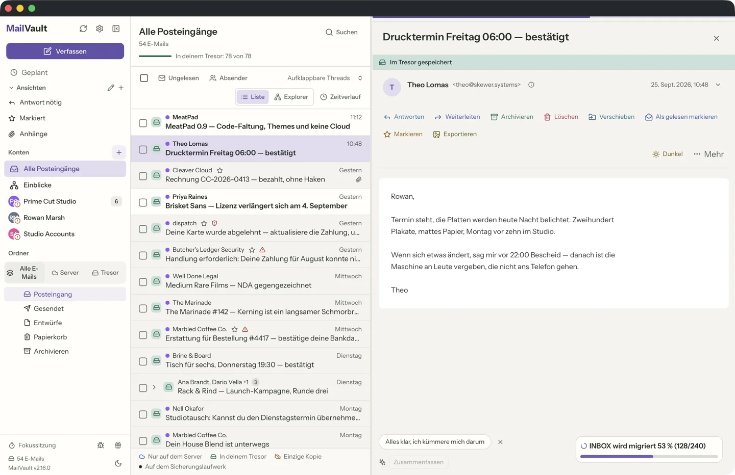 MailVault version 2.16.0 MailVault gemeinsamer Posteingang führt drei Konten in einer Liste zusammen, mit Avatarfarben je Konto · MailVault version 2.16.0