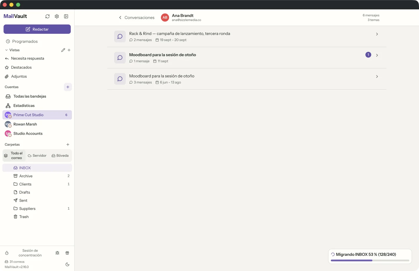 MailVault version 2.16.0 Vista de burbujas de MailVault con una conversación de correo al estilo de la mensajería y avatares de remitente · MailVault version 2.16.0