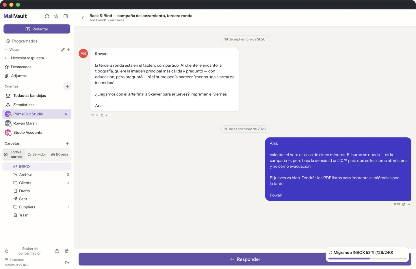 MailVault version 2.16.0 Vista de conversación de MailVault con los correos apilados en orden cronológico y las citas plegadas · MailVault version 2.16.0