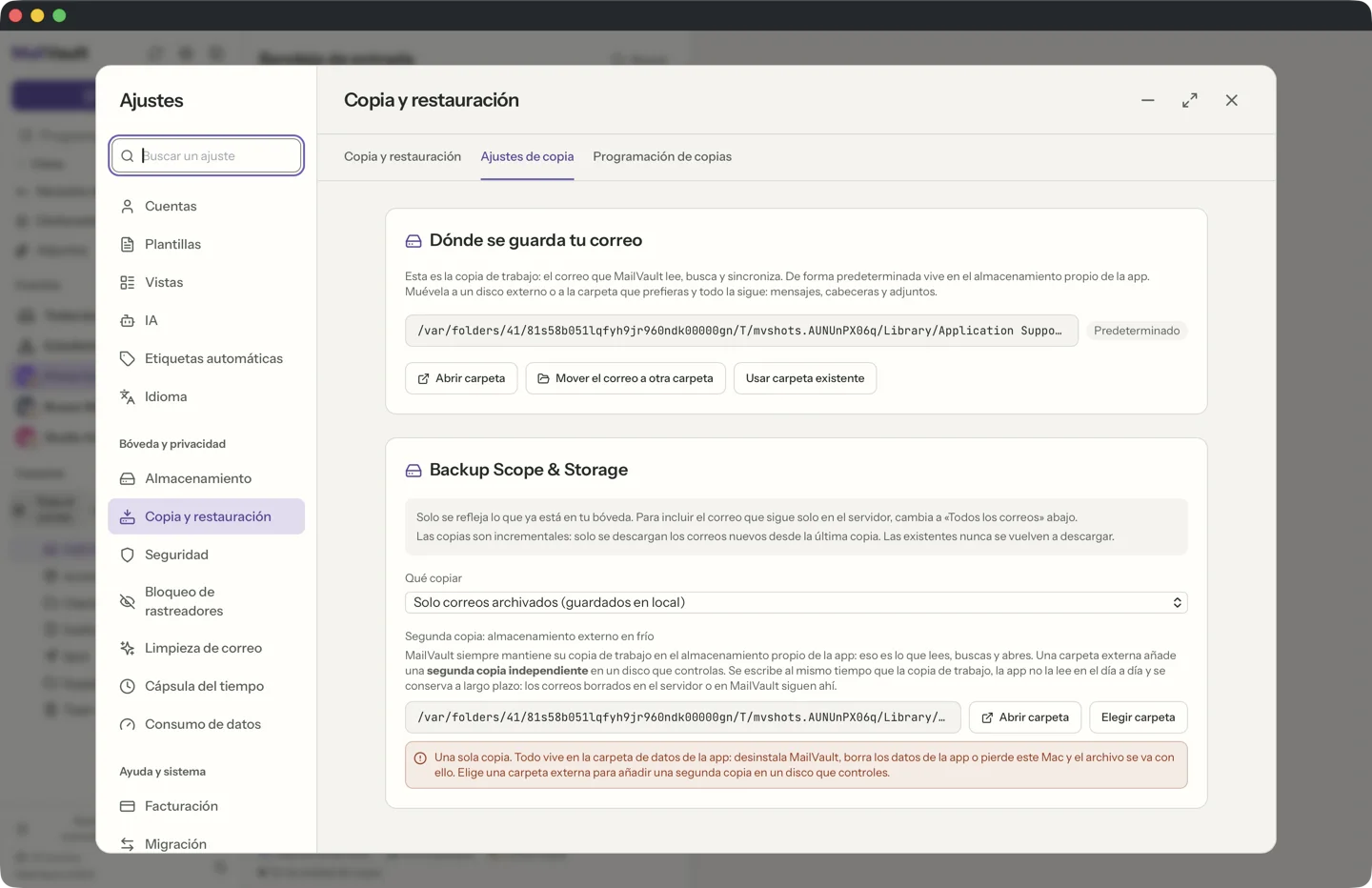 Ajustes de MailVault, Copia y restauración, pestaña Ajustes de copia. Muestra dónde se guarda el correo con los botones Abrir carpeta y Mover el correo, el menú Qué copiar en Solo los correos archivados y el selector de carpeta de la segunda copia, almacenamiento externo en frío. · MailVault version 2.16.0 es