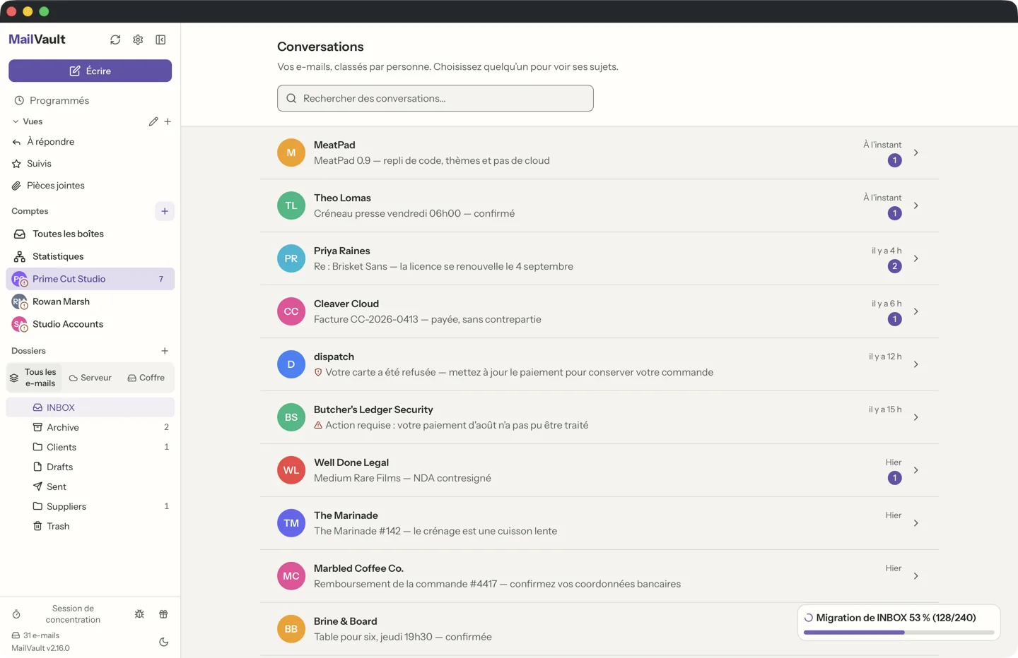 MailVault version 2.16.0 Vue discussion de MailVault, avec la liste des sujets, les aperçus de conversation et les compteurs de non-lus · MailVault version 2.16.0