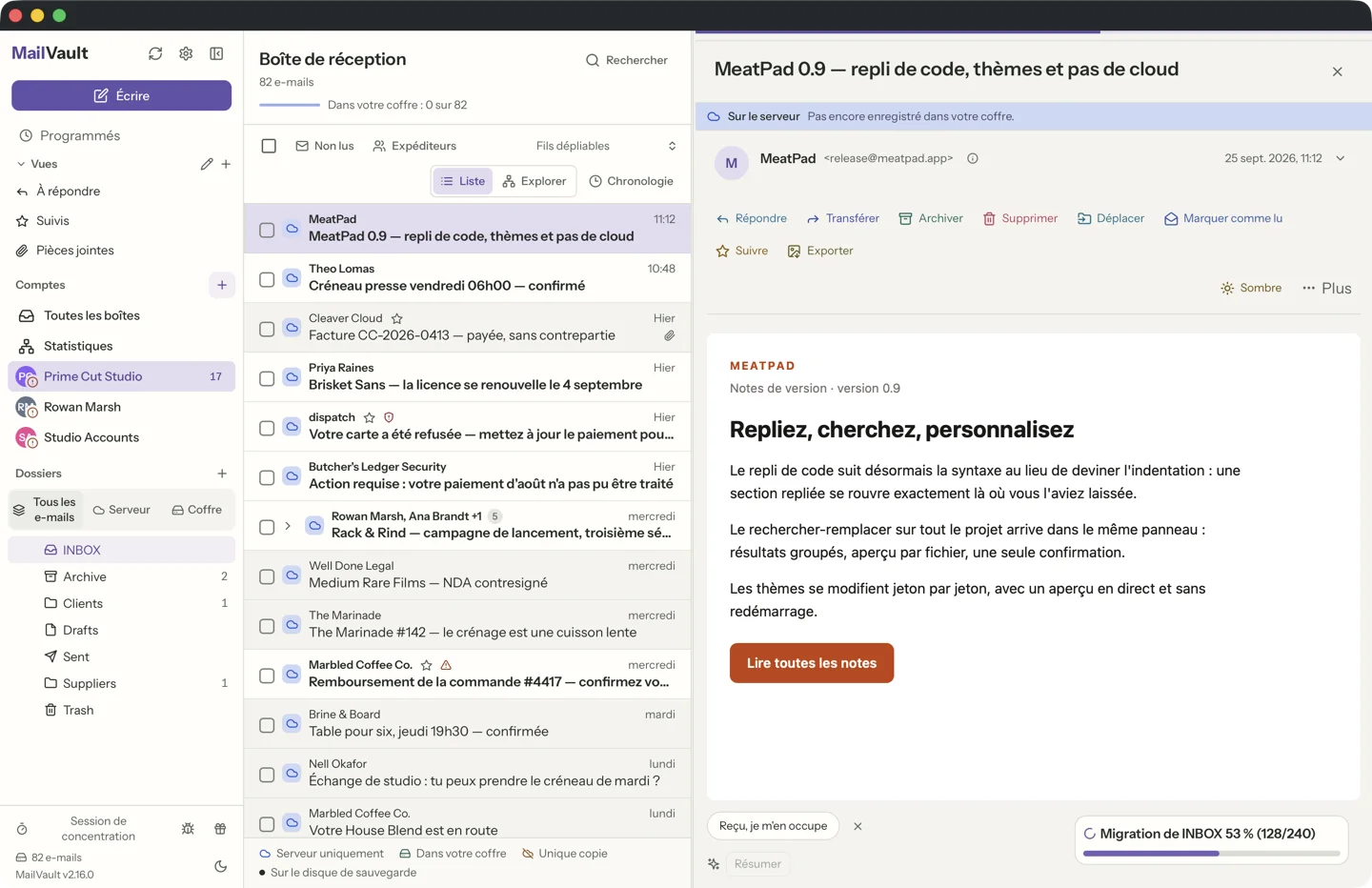 MailVault version 2.16.0 Boîte de réception MailVault avec le volet de lecture ouvert, montrant côte à côte les messages archivés et ceux présents seulement sur le serveur · MailVault version 2.16.0