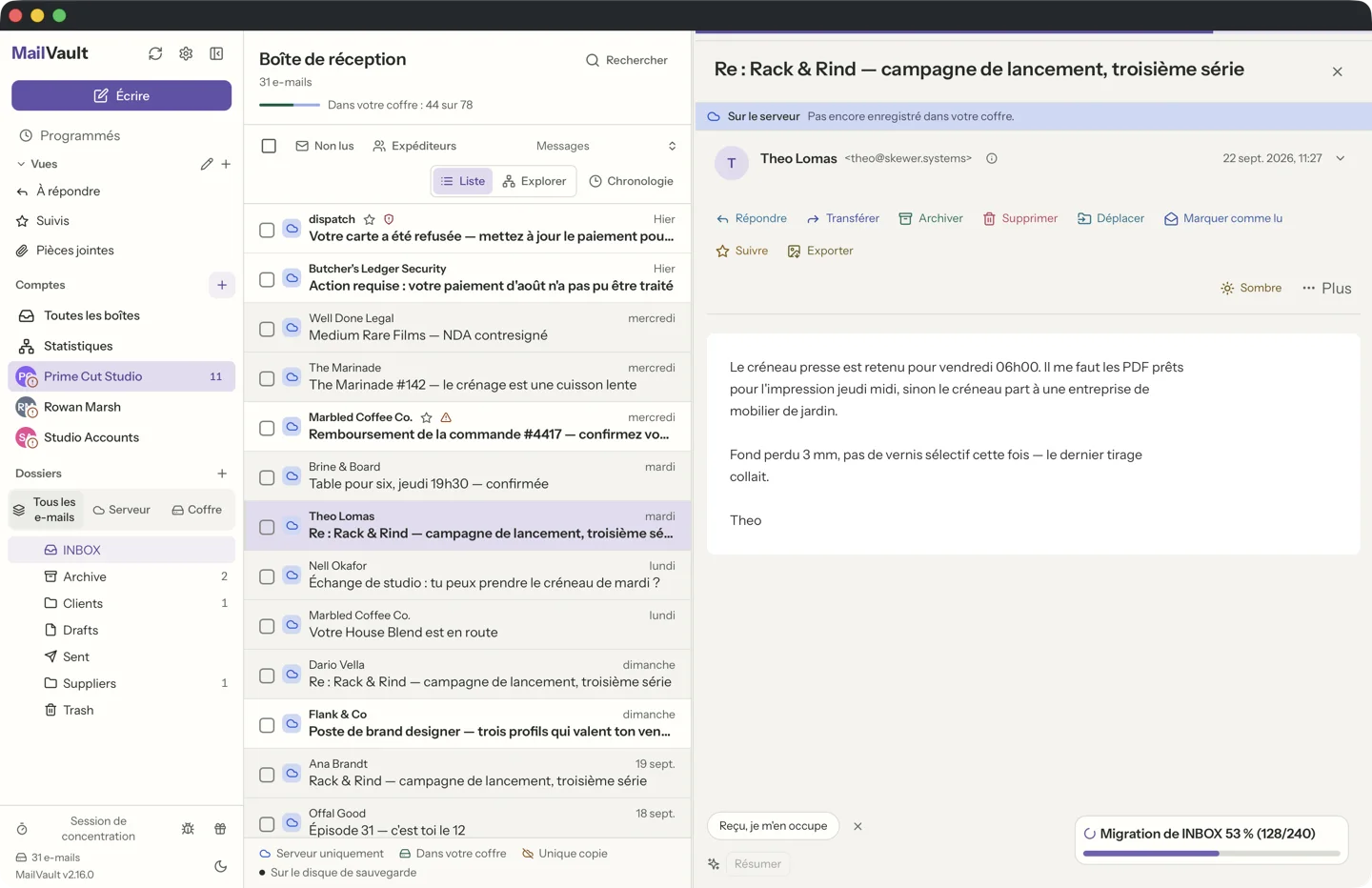 Liste des messages de MailVault avec la surbrillance par défaut : le message ouvert porte une bande teintée · MailVault version 2.16.0 fr