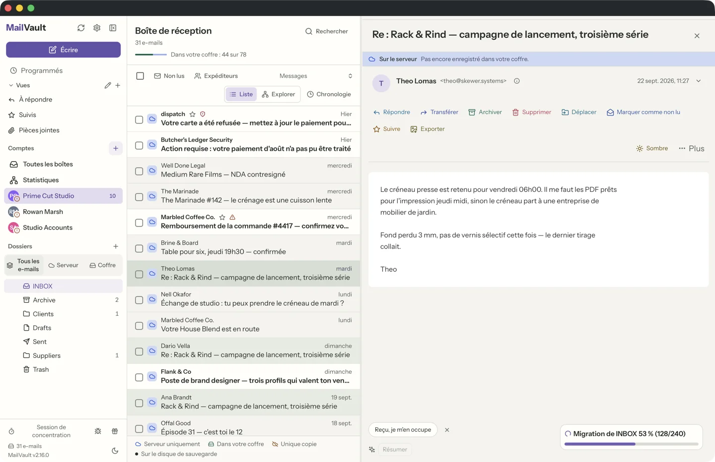 Liste des messages de MailVault marquant le message ouvert en gris franc et le reste de sa conversation en gris plus clair · MailVault version 2.16.0 fr