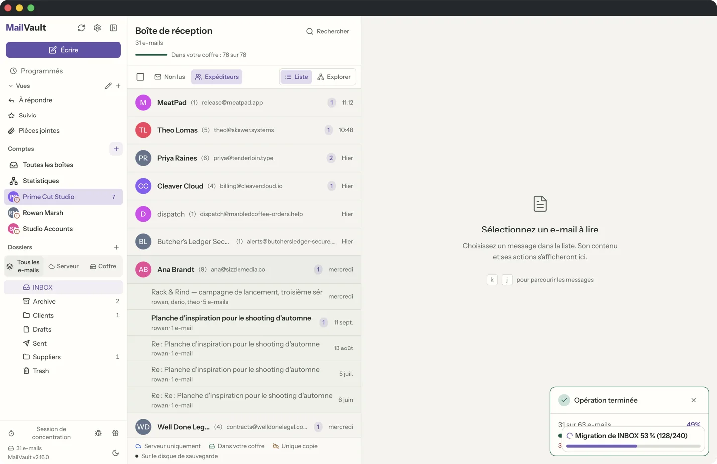 MailVault version 2.16.0 Vue groupée par expéditeur de MailVault, avec un sujet déplié montrant les réponses envoyées intercalées · MailVault version 2.16.0