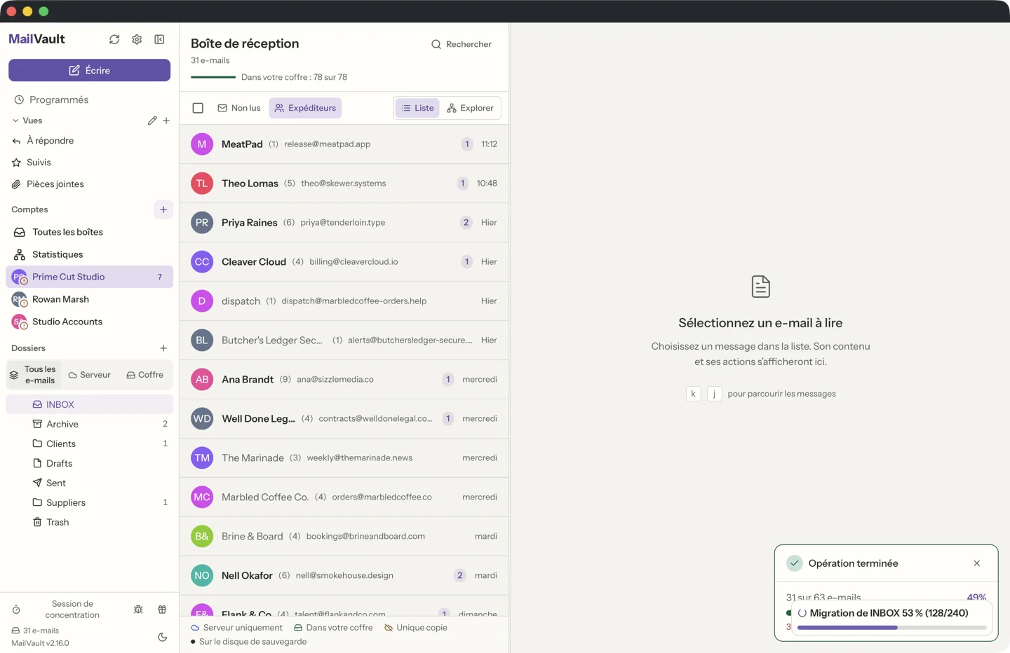 MailVault version 2.16.0 Vue de MailVault groupée par expéditeur, avec les e-mails organisés par contact · MailVault version 2.16.0