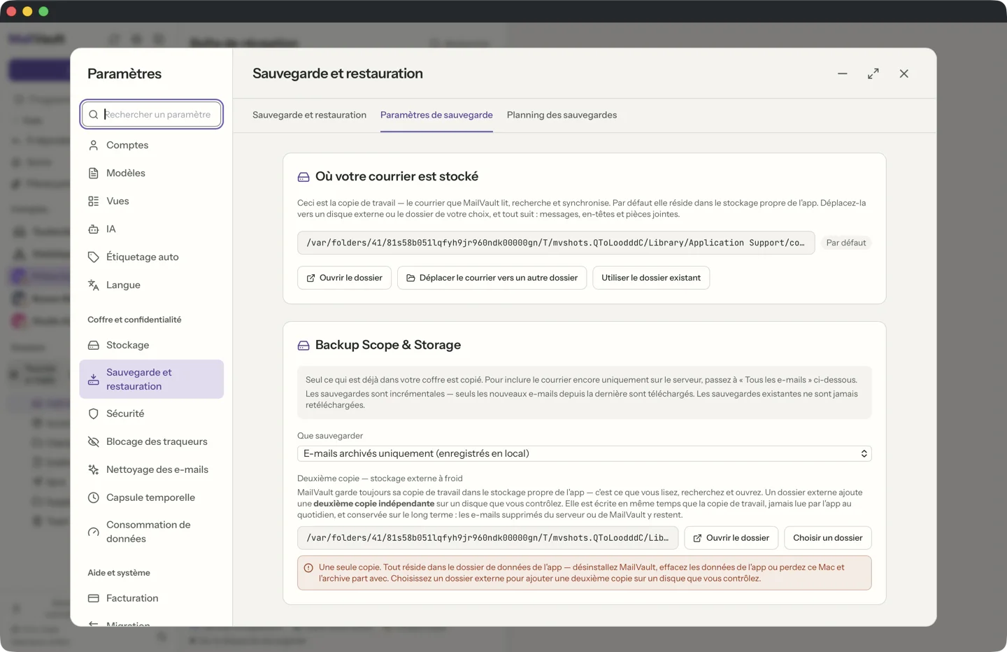 Paramètres de MailVault, Sauvegarde et restauration, onglet Paramètres de sauvegarde. On y voit où le courrier est stocké avec les boutons Ouvrir le dossier et Déplacer le courrier, le menu Que sauvegarder réglé sur E-mails archivés uniquement, et le sélecteur de dossier pour la deuxième copie sur stockage externe à froid. · MailVault version 2.16.0 fr