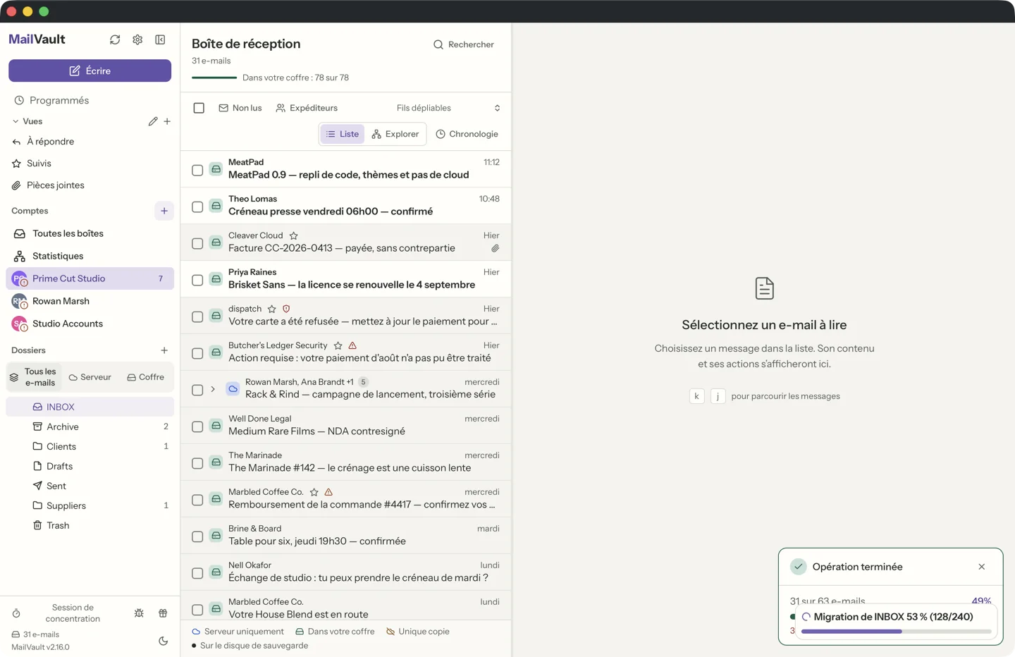 La boîte de réception de MailVault avec une icône de coffre sur chaque ligne de message. Une légende en bas de la liste indique Serveur uniquement, Dans votre coffre, Unique copie et Sur le disque de sauvegarde, et la liste des dossiers comporte les sélecteurs Tous les e-mails, Serveur et Coffre. · MailVault version 2.16.0 fr