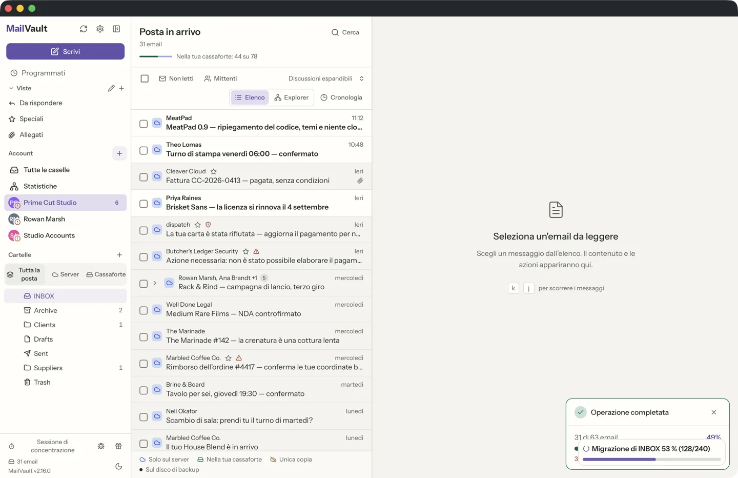 MailVault version 2.16.0 it La posta in arrivo di MailVault dopo un'operazione di archiviazione. Una scheda nell'angolo in basso a destra dice Operazione completata. L'intestazione mostra quante delle email della cartella sono Nella tua cassaforte, e la legenda sotto l'elenco spiega Solo sul server, Nella tua cassaforte, Unica copia e Sul disco di backup. · MailVault version 2.16.0 it