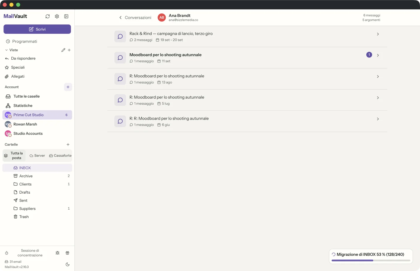 MailVault version 2.16.0 Vista a fumetti di MailVault, con la conversazione email in stile messaggistica e gli avatar dei mittenti · MailVault version 2.16.0
