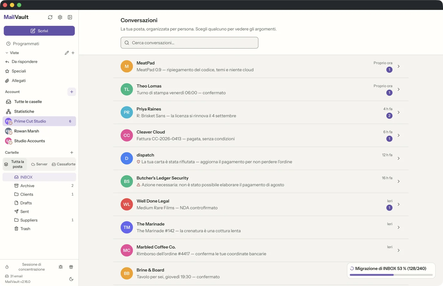 MailVault version 2.16.0 Vista chat di MailVault, con l'elenco degli argomenti, le anteprime delle conversazioni e i contatori di non lette · MailVault version 2.16.0