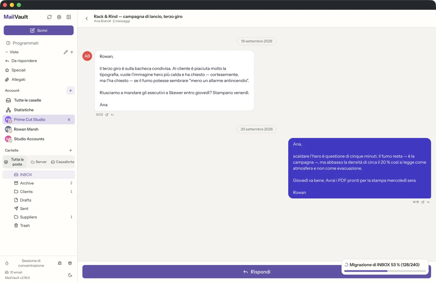 MailVault version 2.16.0 Vista conversazione in thread di MailVault, con le email impilate in ordine cronologico e le citazioni ripiegate · MailVault version 2.16.0