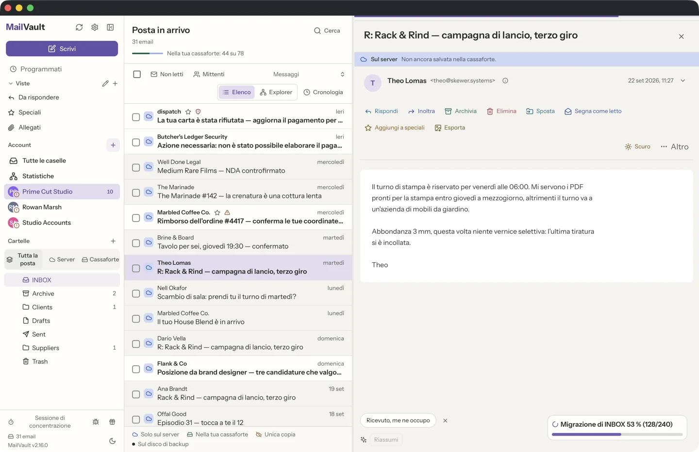 Elenco dei messaggi di MailVault con l’evidenziazione predefinita: il messaggio aperto porta una fascia colorata · MailVault version 2.16.0 it