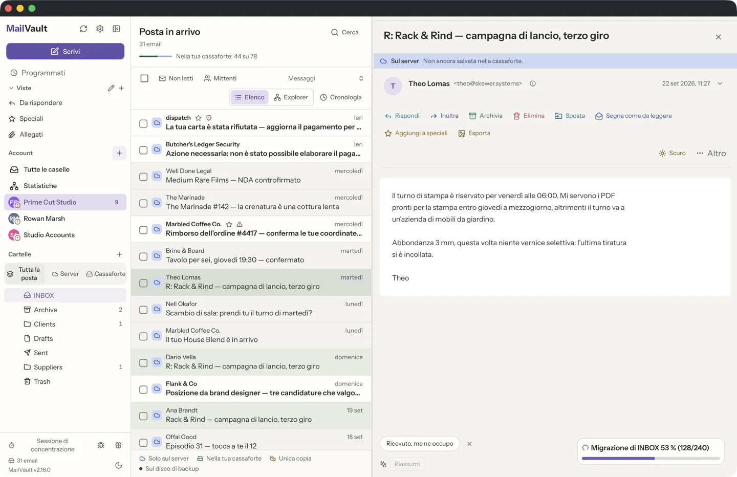 Elenco dei messaggi di MailVault che segna il messaggio aperto in grigio pieno e il resto della sua conversazione in un grigio più chiaro · MailVault version 2.16.0 it