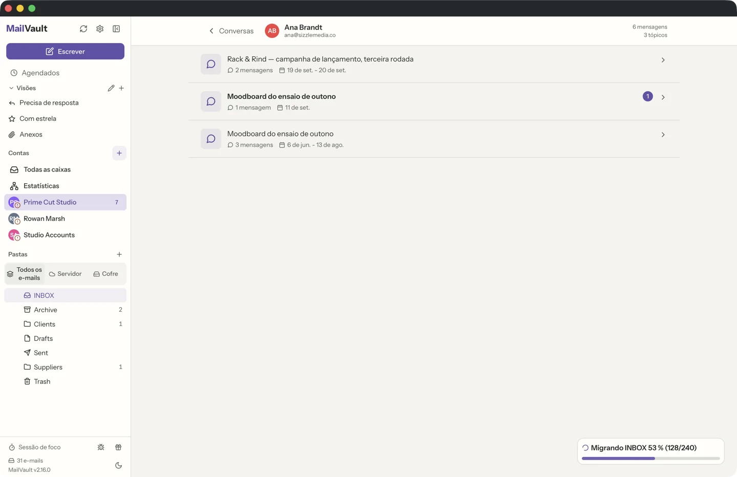 MailVault version 2.16.0 Visão de balões do MailVault mostrando uma conversa de e-mail em estilo de mensagens, com avatares do remetente · MailVault version 2.16.0