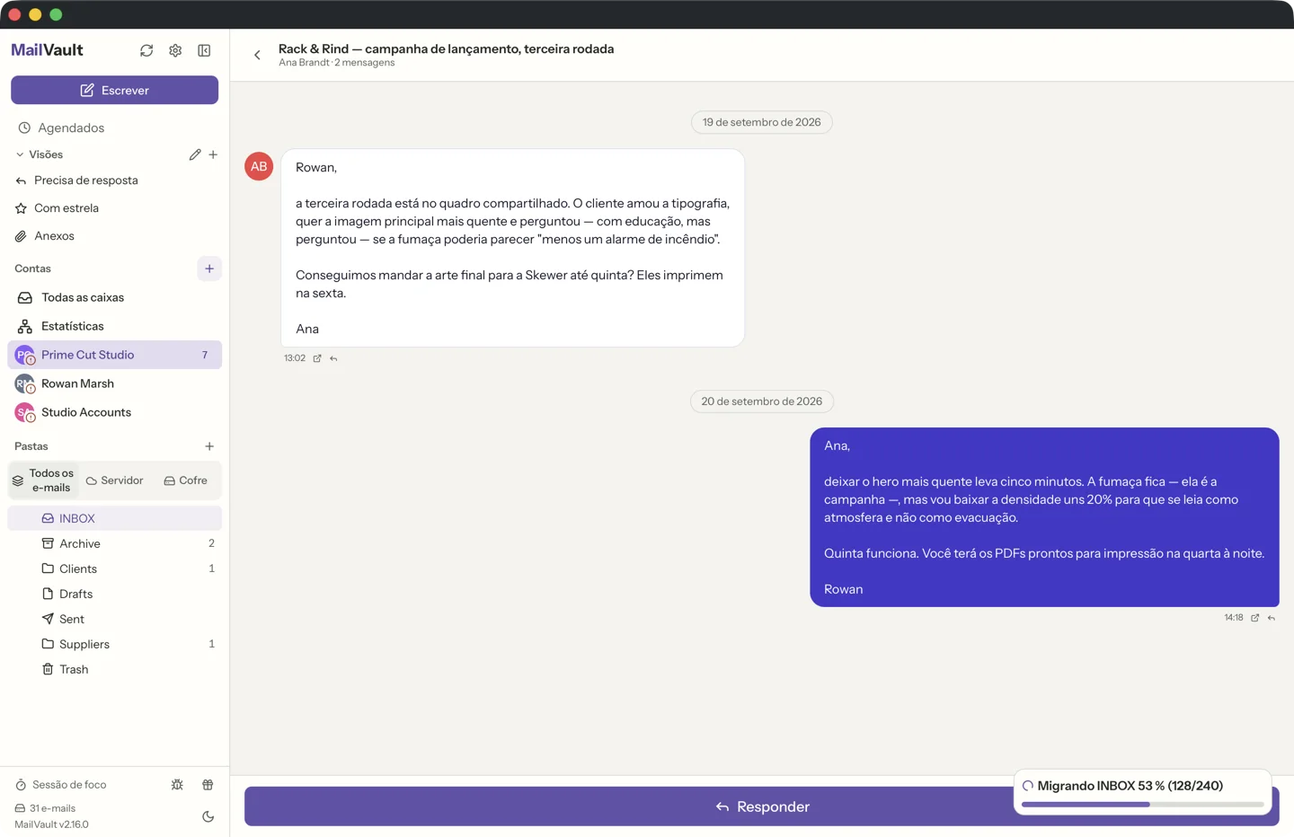 MailVault version 2.16.0 Visão de conversa encadeada do MailVault com e-mails empilhados em ordem cronológica e dobra de citações · MailVault version 2.16.0
