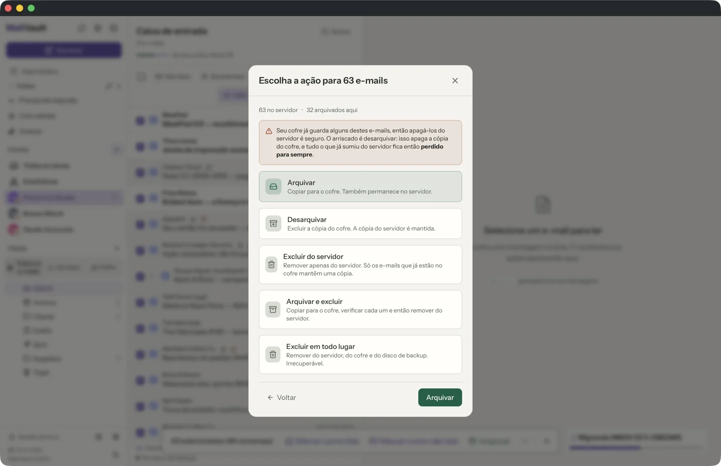 A caixa de diálogo Escolha a ação para 63 e-mails do MailVault. Ela diz 63 no servidor, 32 arquivados aqui, e oferece Arquivar, Desarquivar, Excluir do servidor, Arquivar e excluir e Excluir em todo lugar, com Arquivar selecionado. · MailVault version 2.16.0 pt-br