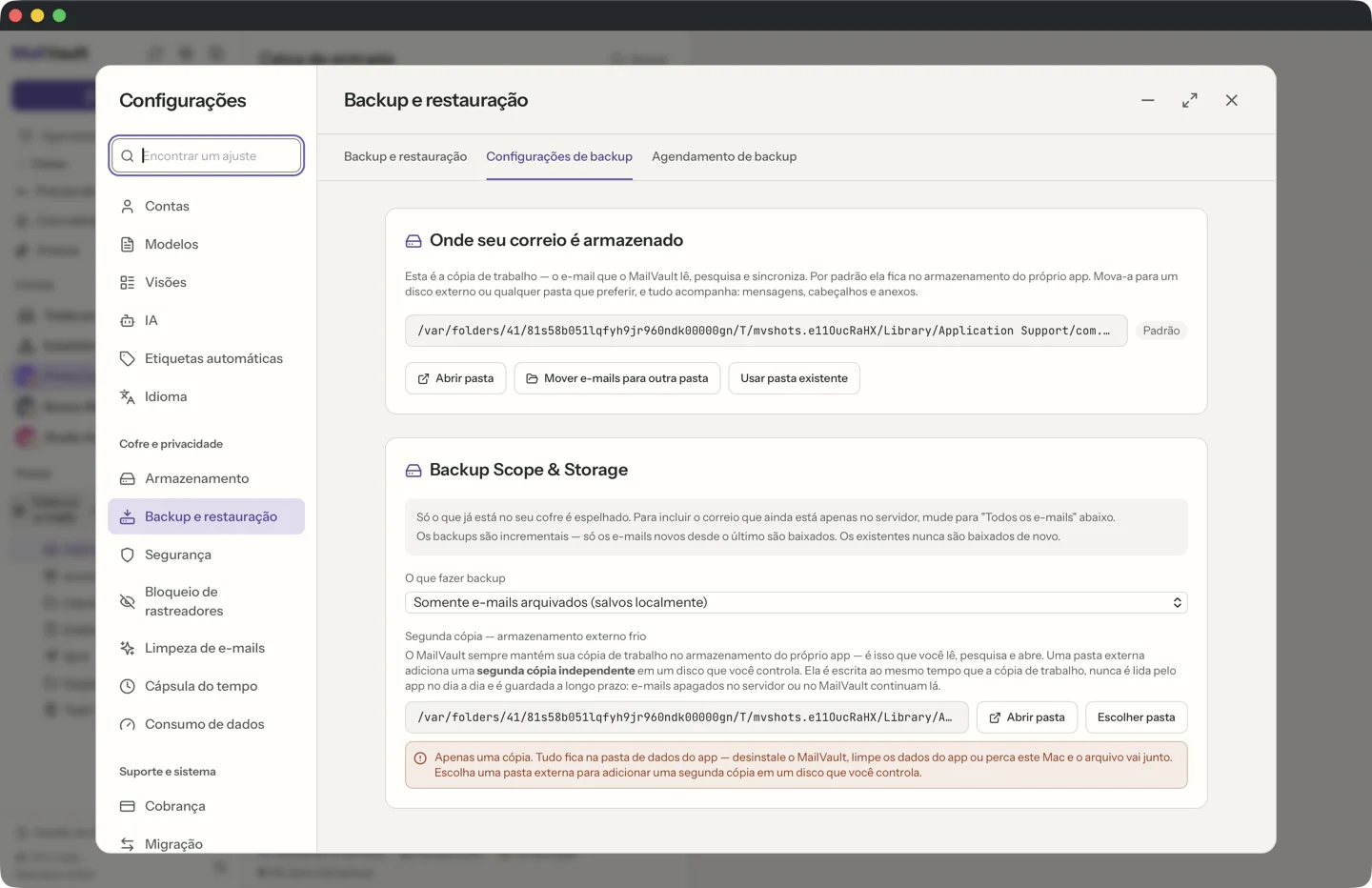 Configurações do MailVault, Backup e restauração, aba Configurações de backup. Ela mostra onde os e-mails estão guardados, com os botões Abrir pasta e Mover e-mails, o menu O que fazer backup definido como Somente e-mails arquivados e o seletor de pasta da segunda cópia, armazenamento externo frio. · MailVault version 2.16.0 pt-br